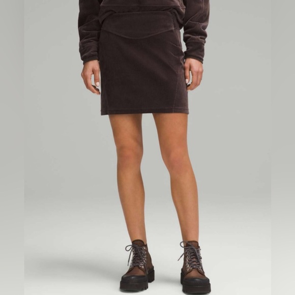 Lululemon Scuba Mid-Rise Mini Skirt *Velvet Cord in Espresso - Picture 1 of 3